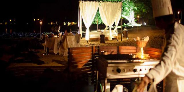 Private candlelight beach dinner (5)